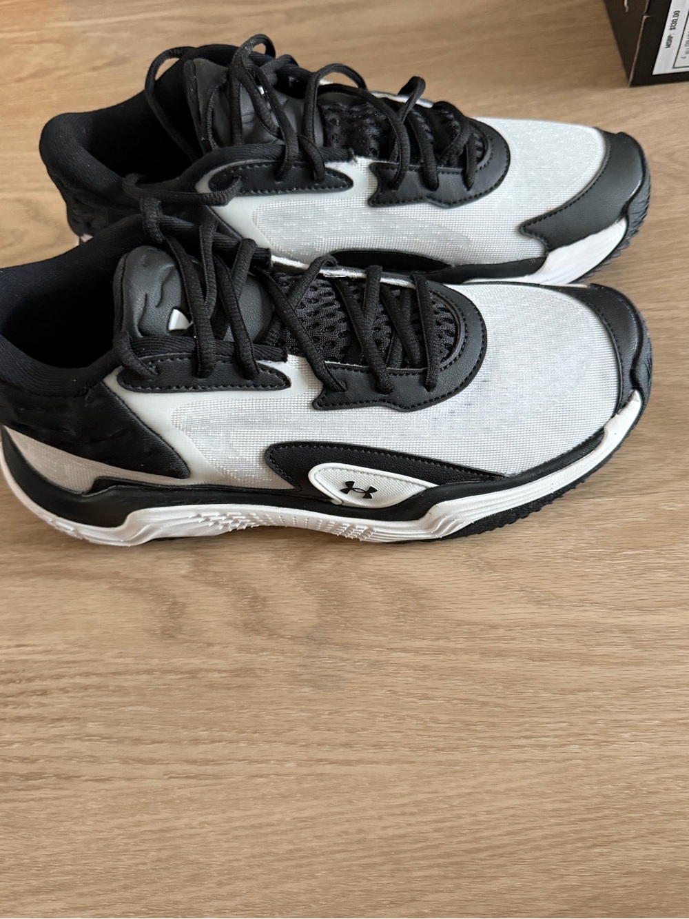 Under Armour unisex Black & White basket ball Sneakers size 10
